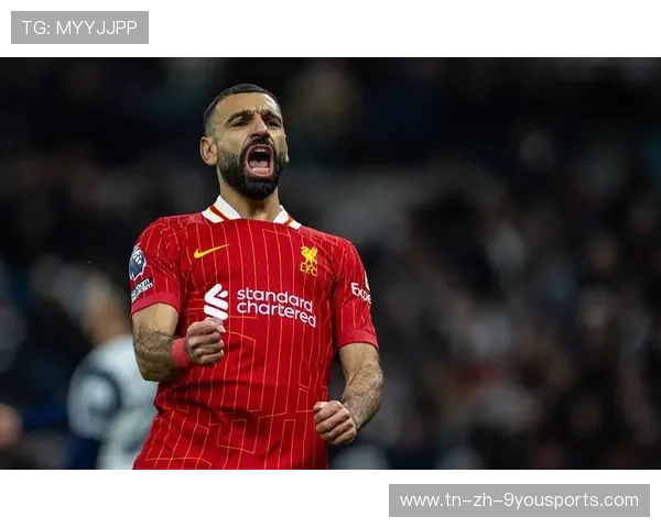 利物浦外线传中直达禁区，萨拉赫头球顶进得分